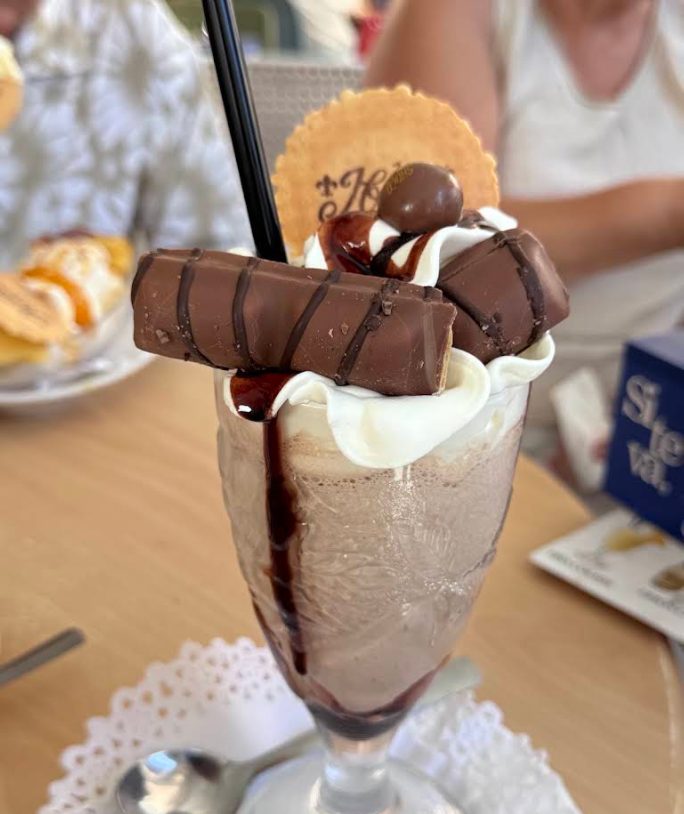 Batido de chocolate con barquillos y nata