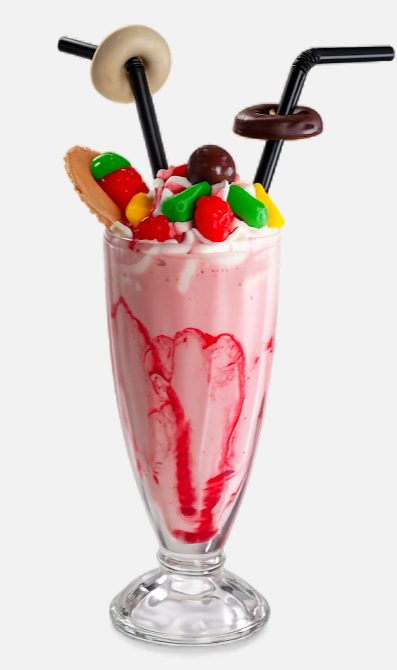 Batido de fresa decorado con golosinas y rosquillas