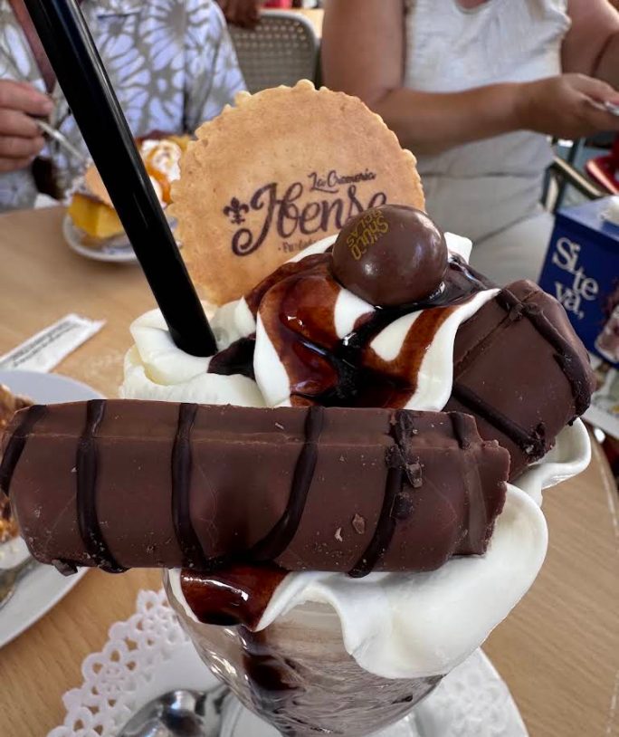 Copa de helado con chocolate y el barquillo con el sello de La Cremería Ibense