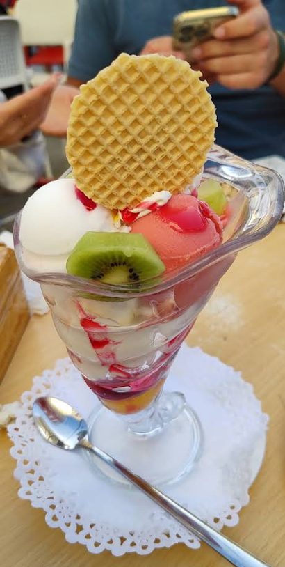 Copa de helado con kiwi, fresa y barquillo