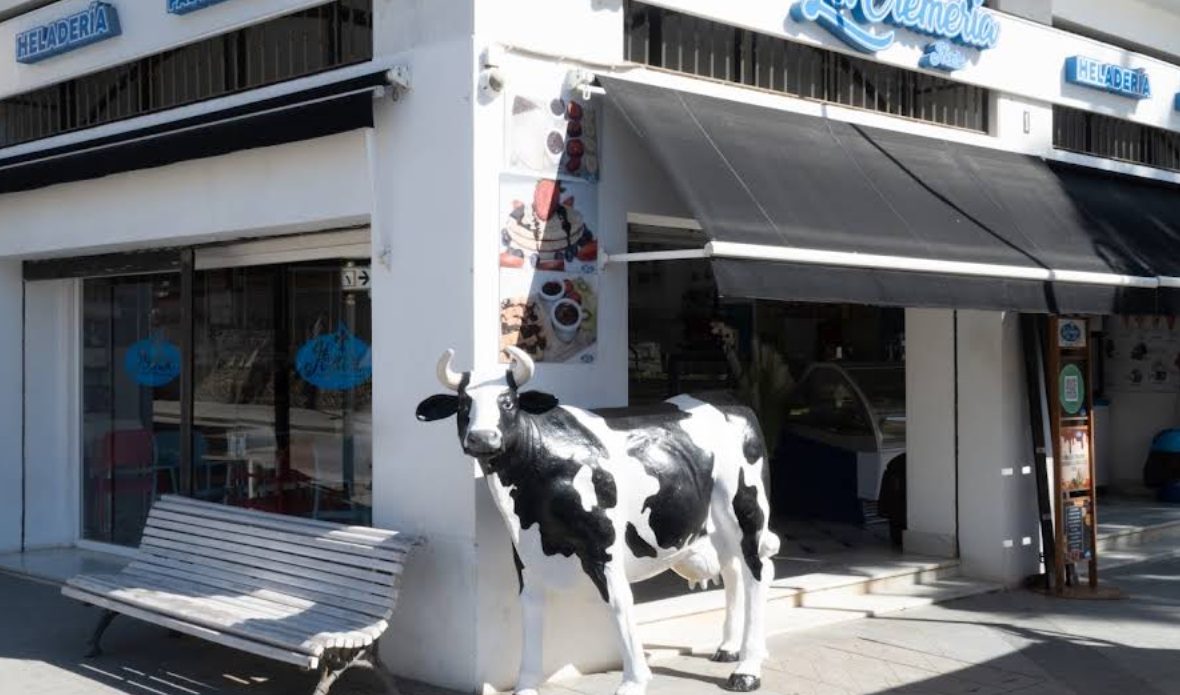Fachada de La Cremería Ibense con la vaca a la entrada