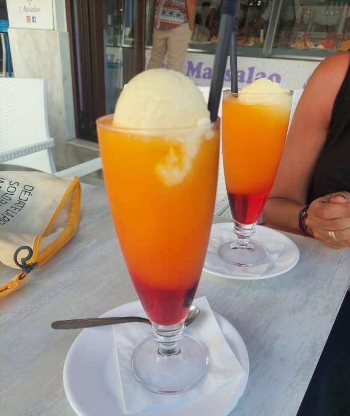 Granizado de naranja y granadina con bola de helado