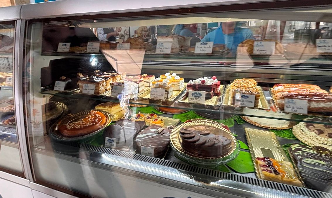 Vitrina de pastelería con tartas, bizcochos y pasteles