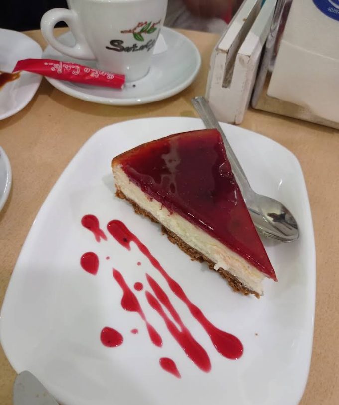 Porción de tarta de queso con frutos rojos