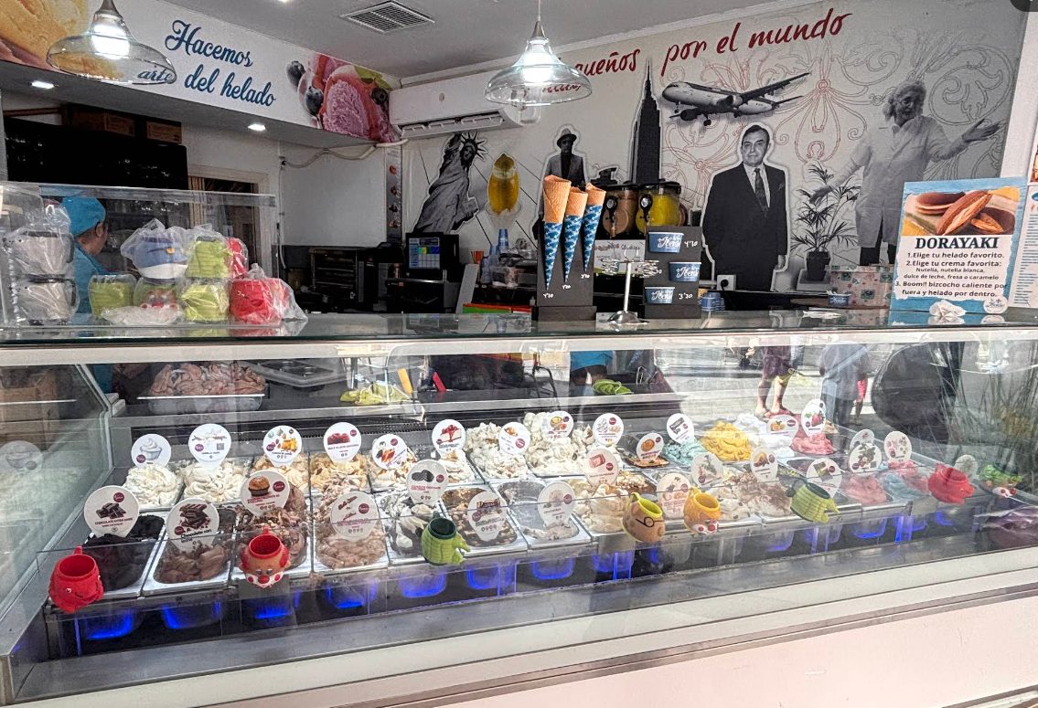Sabores de helado en la vitrina iluminada